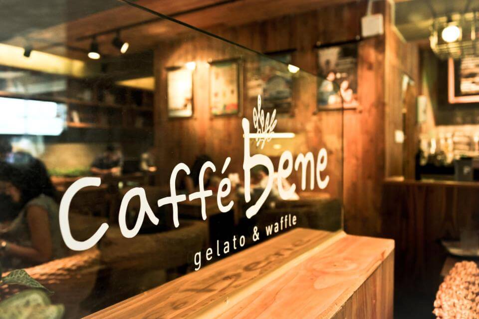 Caffe Bene does provide free WiFi.
